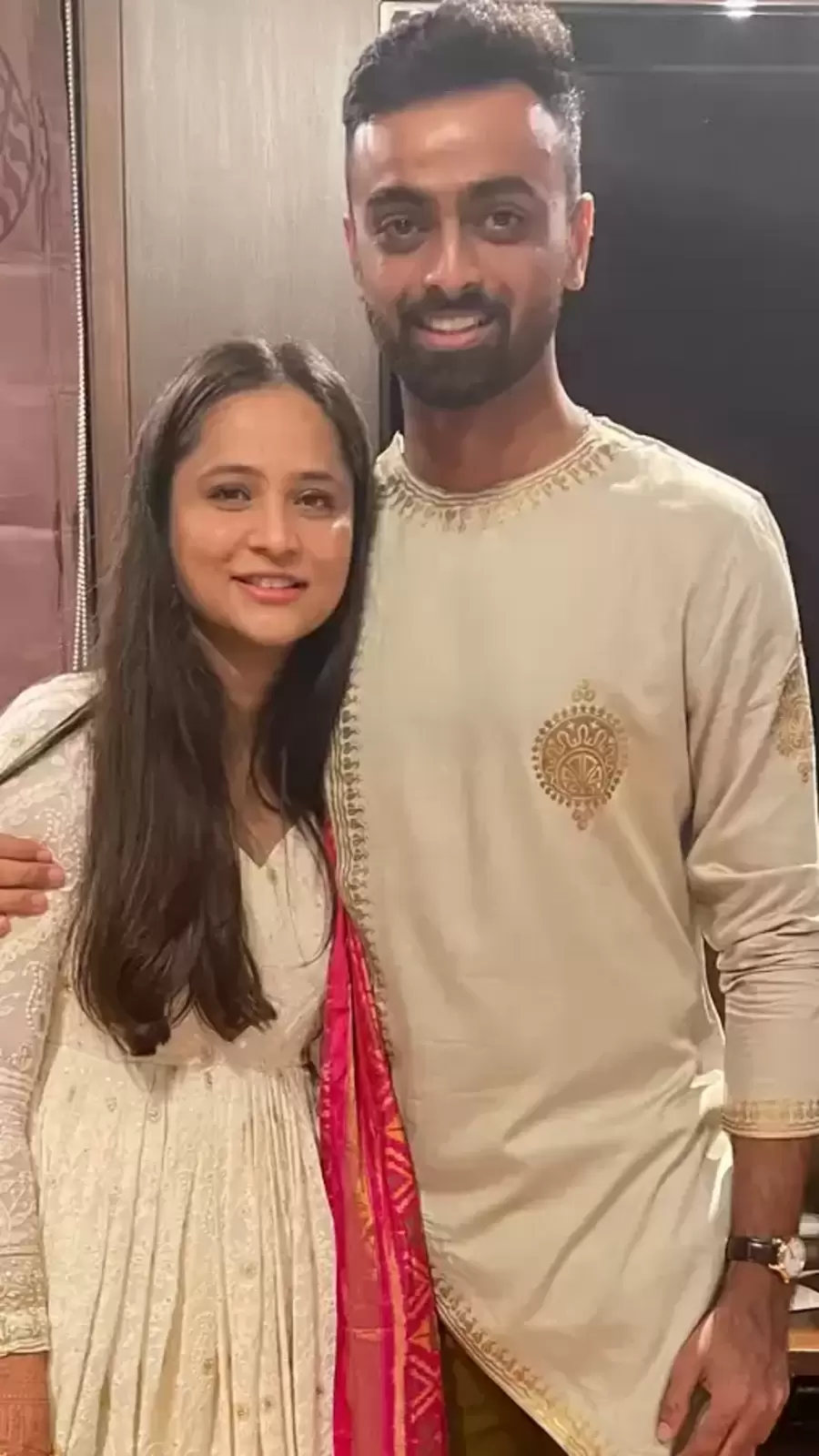 লাইমলাইটে আসেন না, কিন্তু জয়দেব উনাদকাটের স্ত্রীকে দেখে চমকে যাবেন