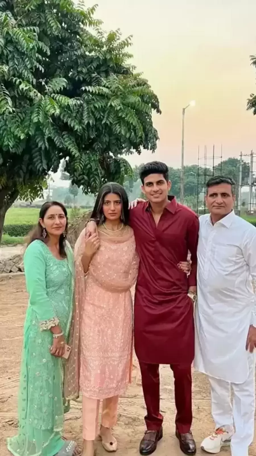 শুধু শুভমন নয়, গিল পরিবারের সবাই যেন সিনেমা স্টার! রইল ছবি