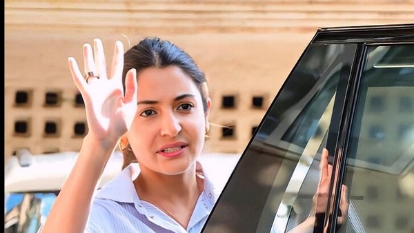 <p>ক্যামেরার সামনে পোজ দিতে অনুষ্কার 'না'</p> <p>ক্যামেরার সামনে পোজ দিতে অনুষ্কার 'না'</p>
