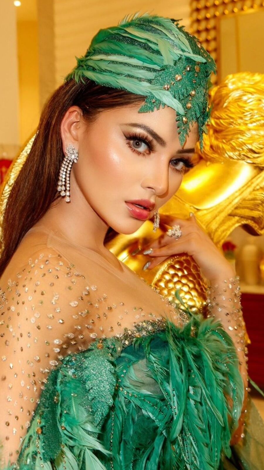 সবুজ পালকের গাউনে উর্বশী, মজা করে জুটল 'টিয়া পাখি', 'পোকেমন' খেতাব