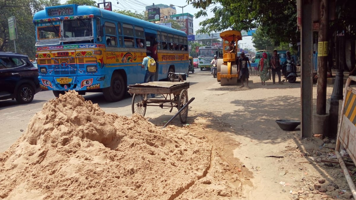 <p>রাস্তার ধারেই বালি ফেলে রেখে চলছে কাজ।</p> <p>রাস্তার ধারেই বালি ফেলে রেখে চলছে কাজ।</p>