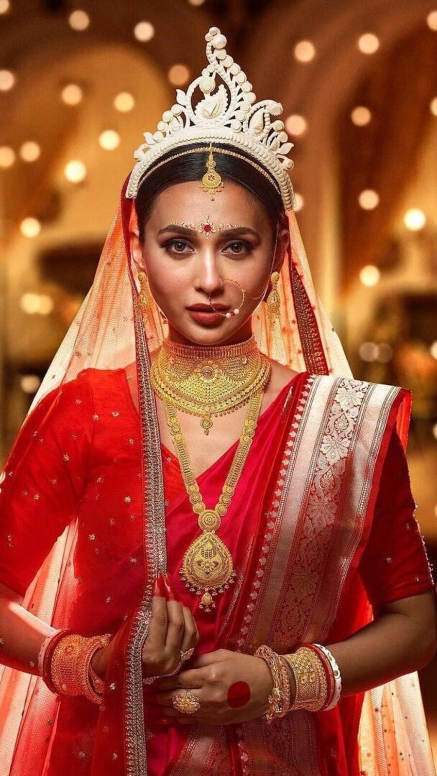 পরনে লাল বেনারসি, কপালে চন্দন! চুপিসাড়ে বিয়ে সারলেন মিমি?