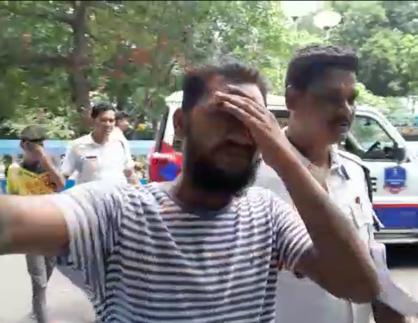 <p>বিধাননগর আদালতে তোলা হল অভিযুক্ত মহারাজ বসুকে </p> <p>বিধাননগর আদালতে তোলা হল অভিযুক্ত মহারাজ বসুকে </p>