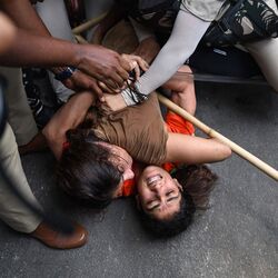 <p>Wrestlers' protest: রাস্তায় পড়ে পদকজয়ী কুস্তিগিররা, মোদীর 'নয়া ভারতের' বার্তার দিনে 'লজ্জার' সাক্ষী দেশ।</p> (AFP)