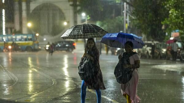 Kolkata Weather Today And Depression Rain নিম্নচাপের জেরে সোমবার বৃষ্টি হবে কলকাতায় বাকি