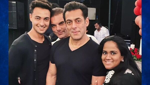 <p>আয়ুষ-অর্পিতার সঙ্গে সলমন</p> <p>আয়ুষ-অর্পিতার সঙ্গে সলমন</p>
