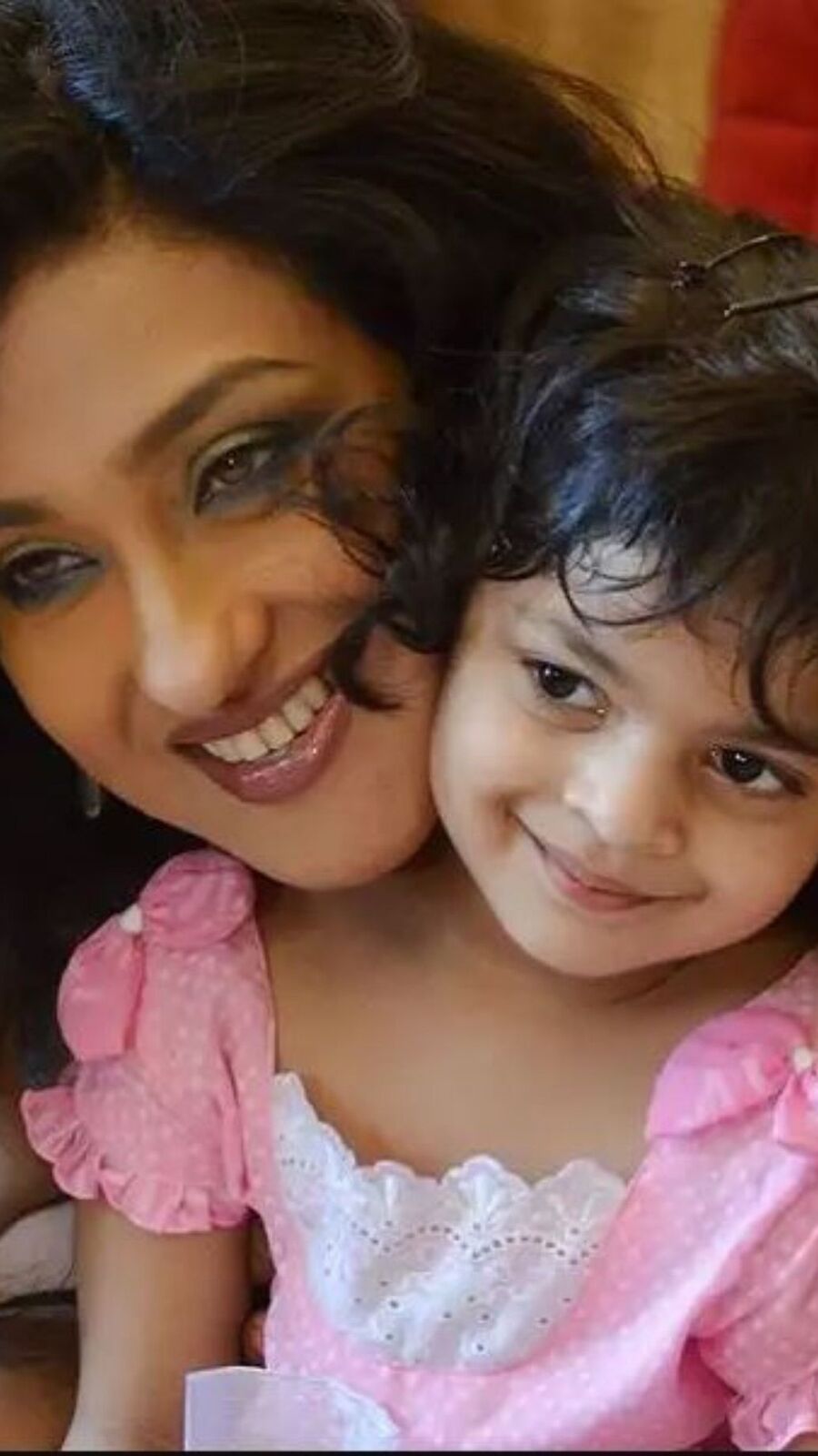 লাইমলাইট থেকে দূরে থাকেন, চিনে নিন ঋতুপর্ণার মেয়ে ঋষণাকে