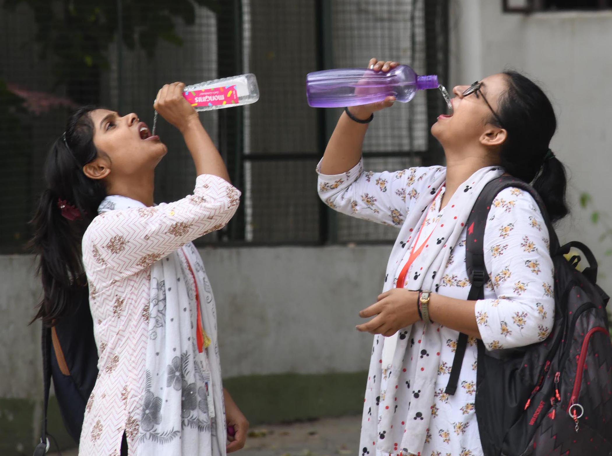 Maharashtra Weather Update : गेल्या दोन ते तीन दिवसांपासून राज्यातील अनेक जिल्ह्यांमध्ये अवकाळी पावसाने धुमाकूळ घातला आहे. मराठवाडा तसेच विदर्भात मुसळधार पावसाने हजेरी लावली आहे.
