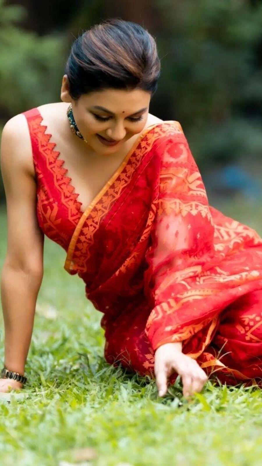 কখনও সাবেকিয়ানা, কখনও বোল্ড লুকের রামধনু সাজে ভক্তদের বুকে হিল্লোল তুললেন জয়া