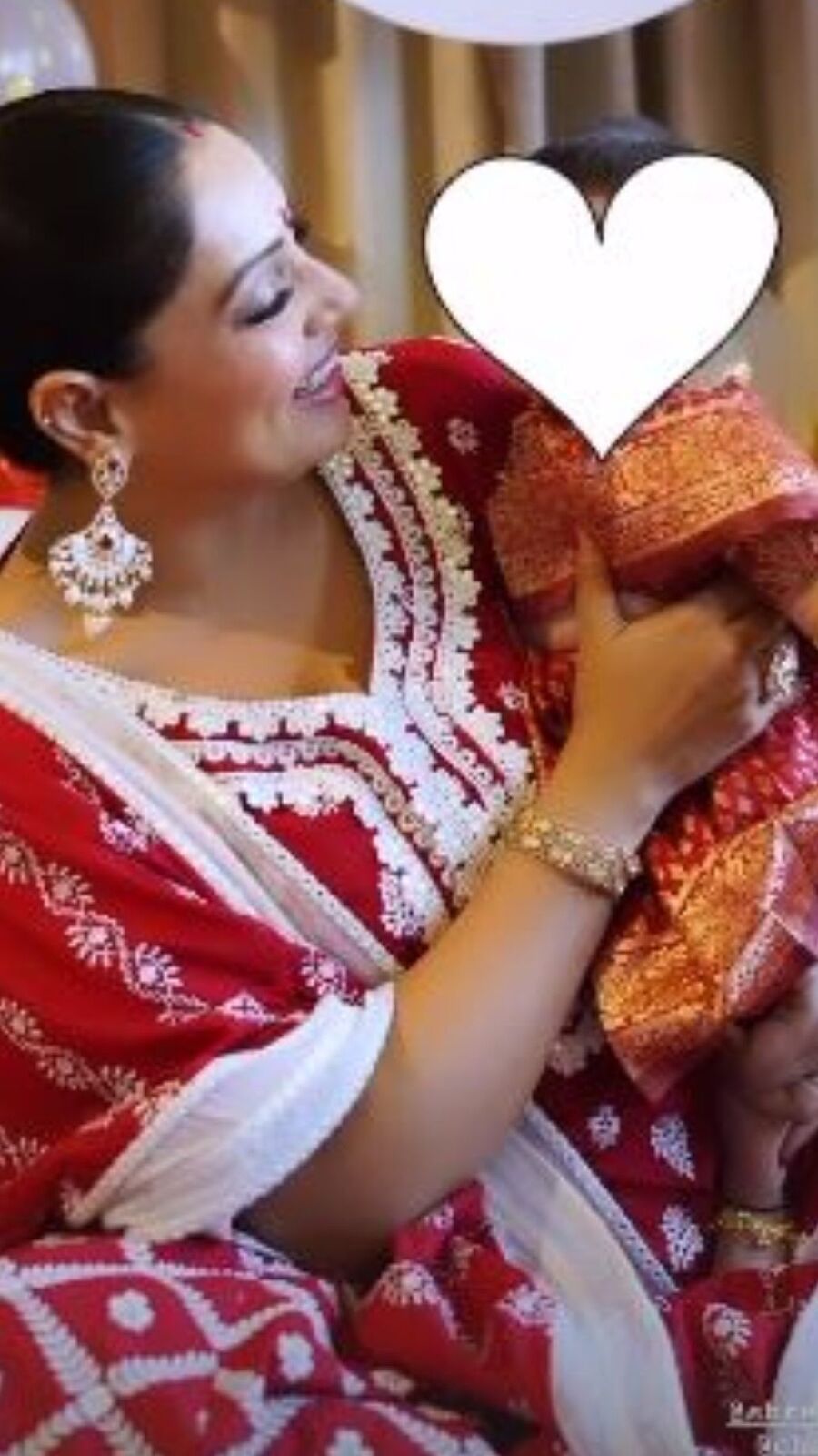 পায়ে সোনার নূপুর, লাল বেনারসিতে ছোট্ট দেবী! মুখে ভাতে কী বেছে নিল বিপাশা-কন্যা