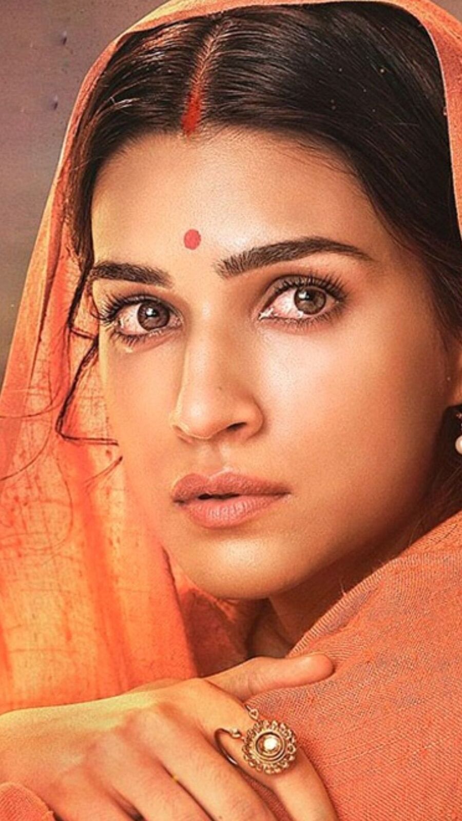 কৃতি কি পারবেন ‘সীতা’ দীপিকাকে ছাপিয়ে যেতে? কোথায় কোথায় টক্কর দিচ্ছেন তিনি