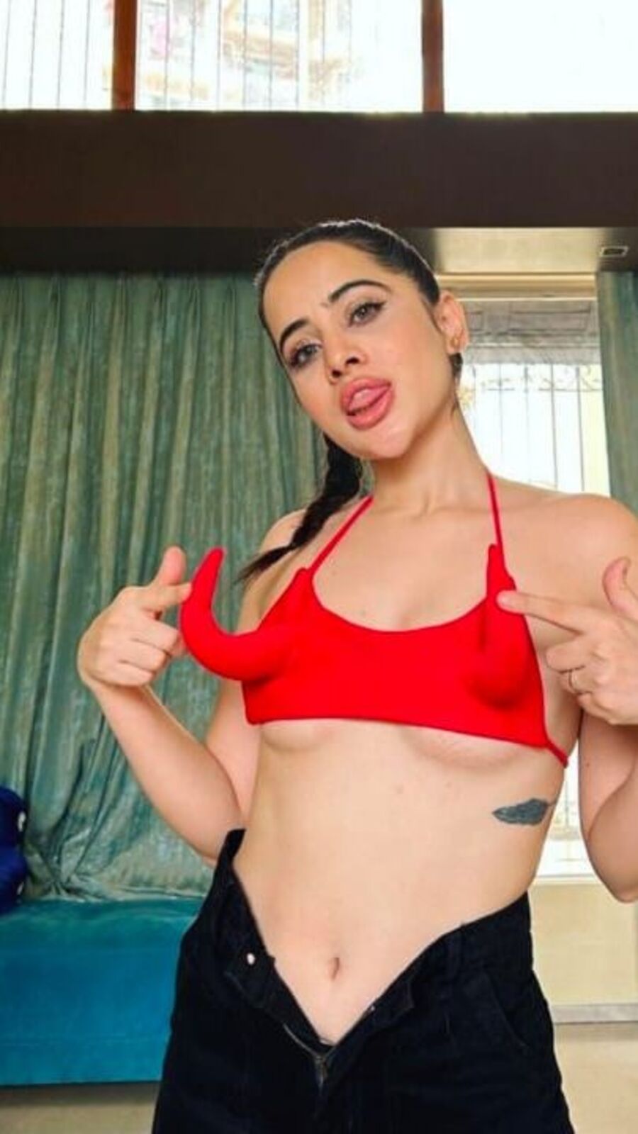 পিৎজা বিকিনির পর বুকে সিং গজাল! উরফির সাজ দেখে হাসছে সবাই