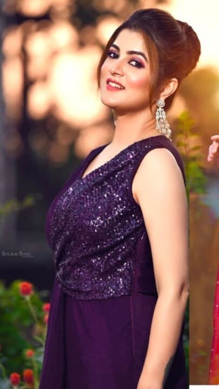 শিমারি গাউনের গর্জিয়াস লুক নাকি চুড়িদার- পার্টির জন্য আদর্শ সাজের আইডিয়া দিচ্ছেন শ্রাবন্তী