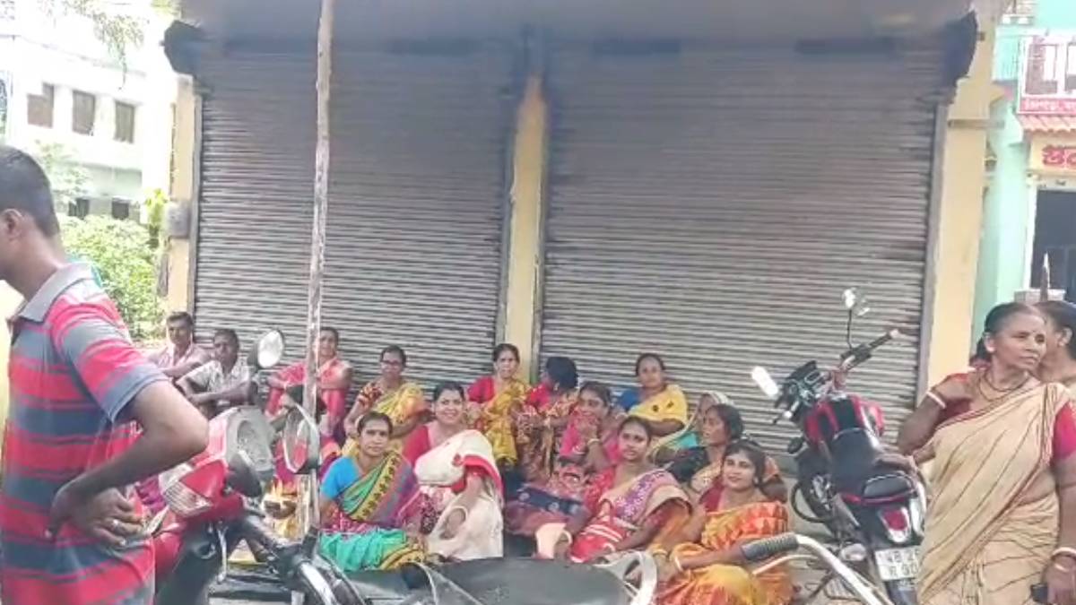 <p>নির্দল প্রার্থীর সঙ্গে মনোনয়ন জমা দিতে এসেছেন গ্রামবাসীরা।</p> <p>নির্দল প্রার্থীর সঙ্গে মনোনয়ন জমা দিতে এসেছেন গ্রামবাসীরা।</p>