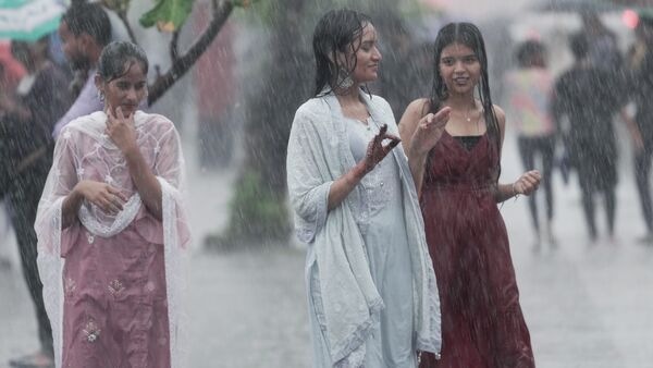 Rain And Weather Forcast In Wb আজ থেকে বাড়বে গরম ৫ জেলায় অতি ভারী বৃষ্টি জারি কমলা সতর্কতা