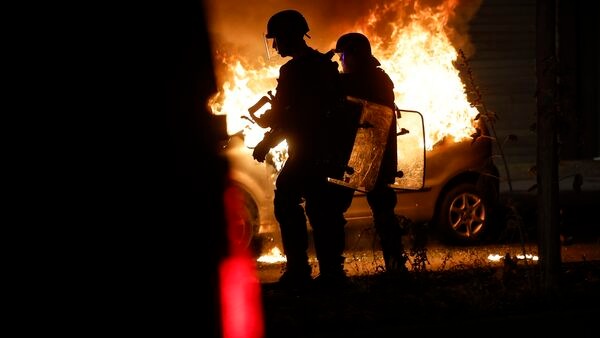 France Riot: কেন পুড়ছে ফ্রান্স? দাঙ্গার জন্য টিকটক, টুইটারকে দায়ী করলেন ম্যাক্রোঁ