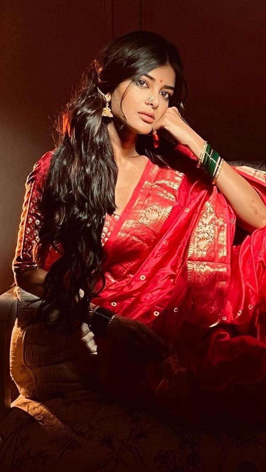 Madhumita Sarcar: টুকটুকে লাল শাড়িতে মোহময়ী মধুমিতা, 'পাখি'র থেকে চোখ ফিরছে না ভক্তদের