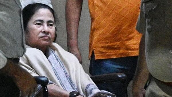 চলছে থেরাপি, বাঁ পায়ে ছোট অস্ত্রোপচার হতে পারে মমতার