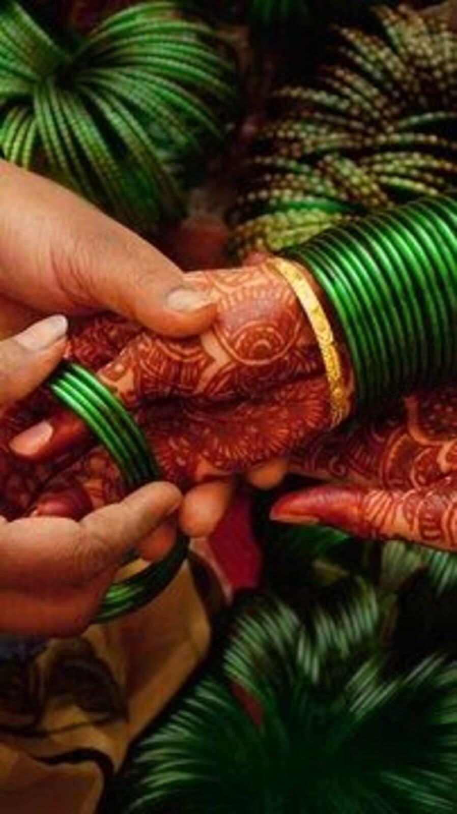 শ্রাবণ মাসে বিবাহিত মহিলারা কেন সবুজ চুড়ি পরেন?