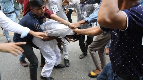 <p>হিরো আলমকে বেধরক মারধর</p> <p>হিরো আলমকে বেধরক মারধর</p>