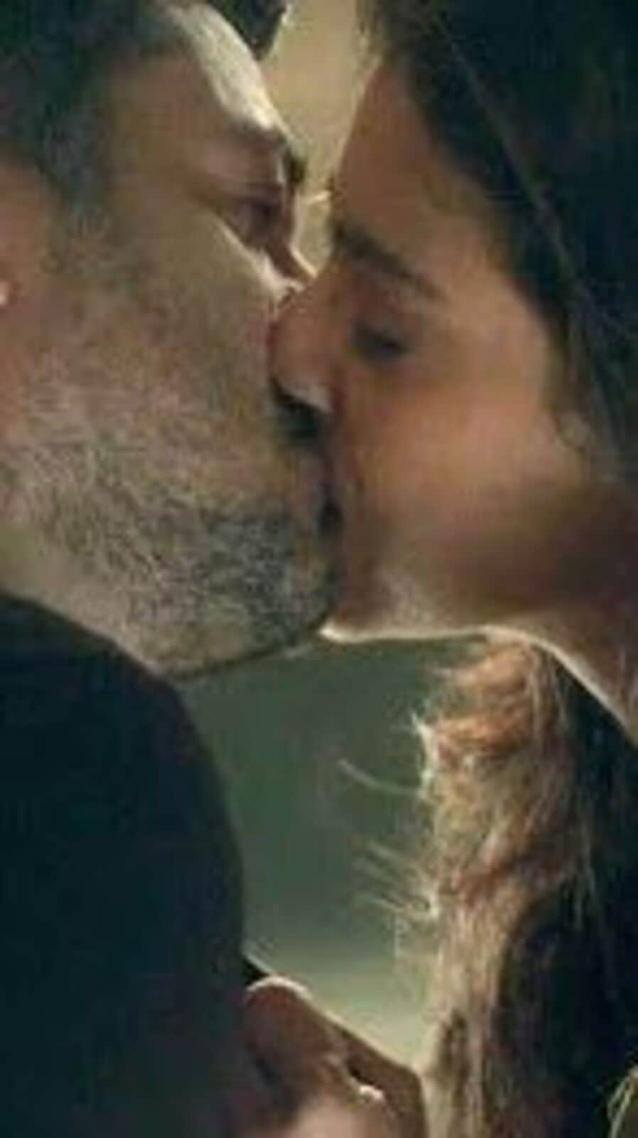 যিশুকে চুমু খাওয়ার আগে স্ক্রিনে এই অভিনেতাদের লিপ কিস করেছেন কাজল