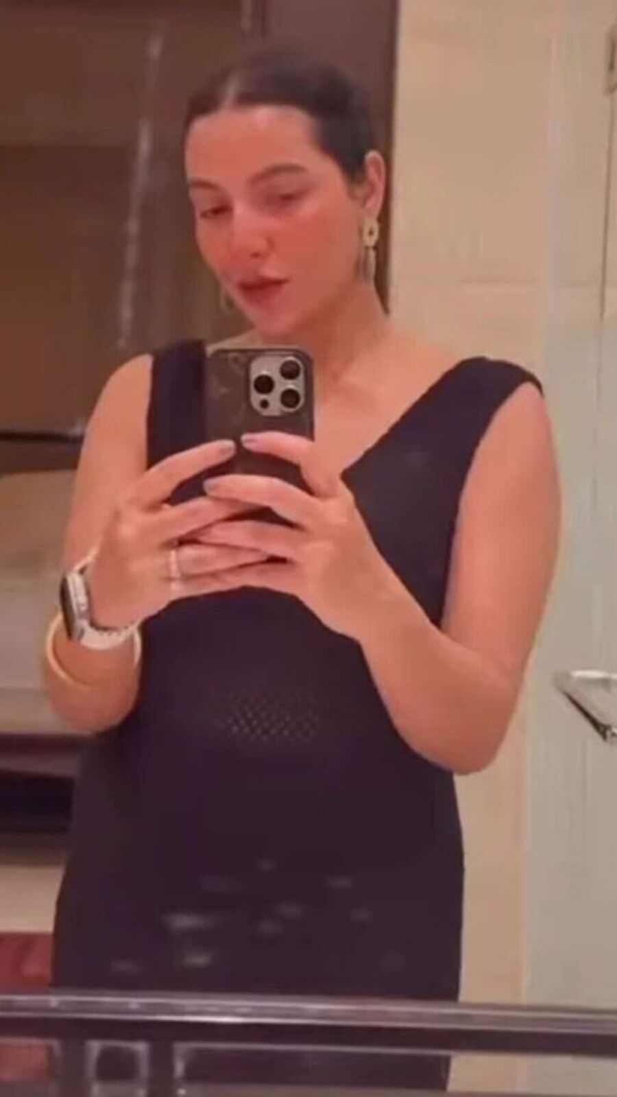 মিরর সেলফি-তে সুস্পষ্ট বেবি বাম্প! সিঙ্গাপুরে বেবিমুনে চার মাসের অন্তঃসত্ত্বা রাজ ঘরণী