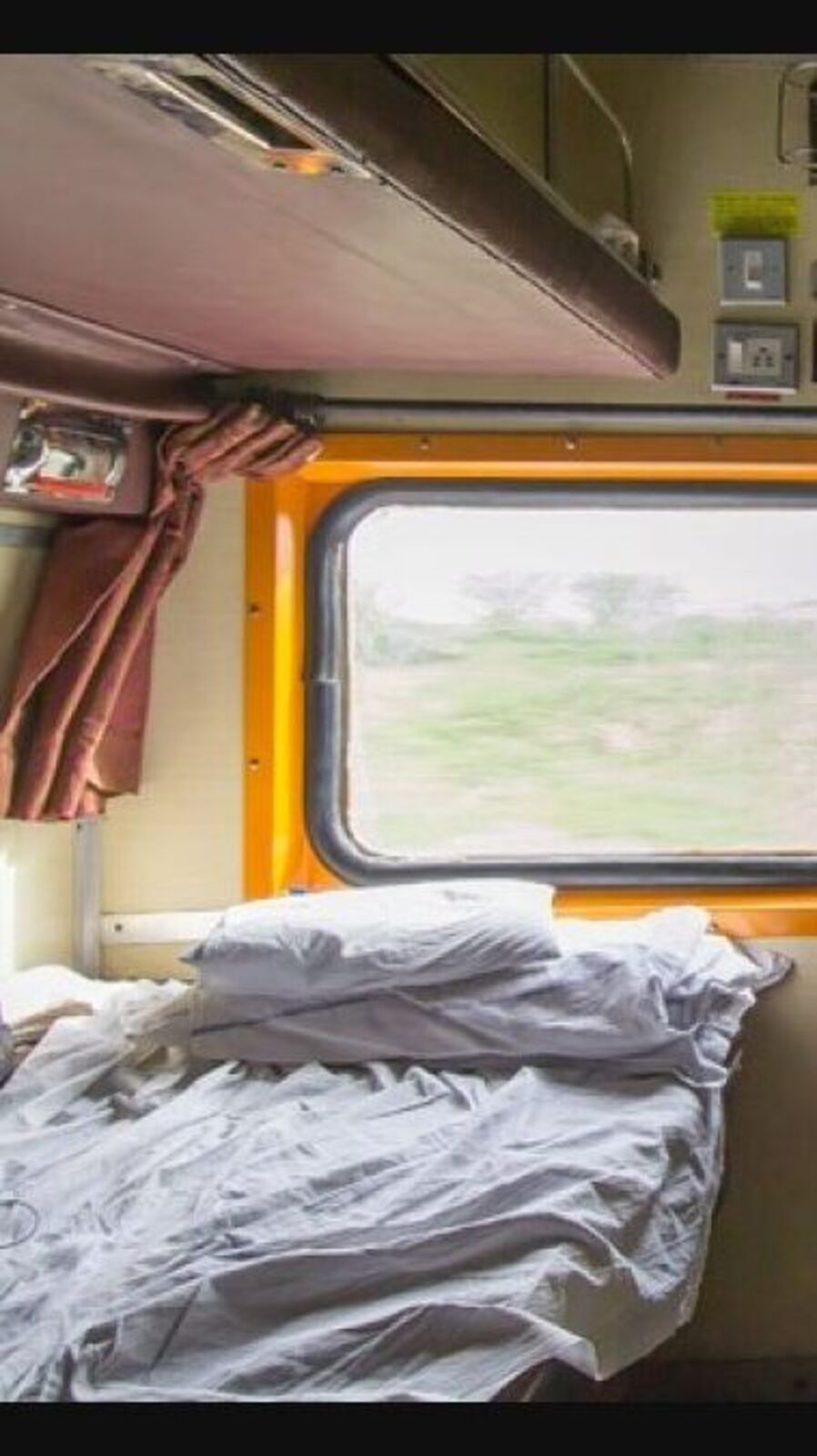 ট্রেনে কেন শুধু সাদা রঙের চাদর দেওয়া হয়? কারণটা অদ্ভুত