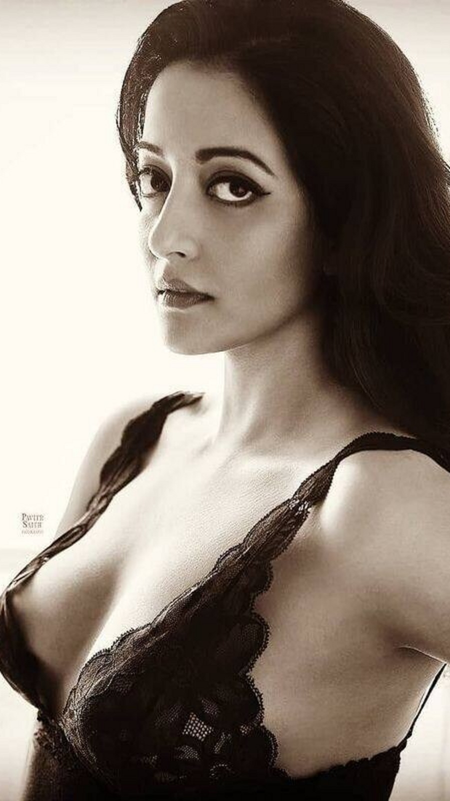 মনোকিনিতে সুপারহট ৪৪-এর রাইমা, বক্ষ বিভাজিকার খাঁজে জ্বলছে আগুন!