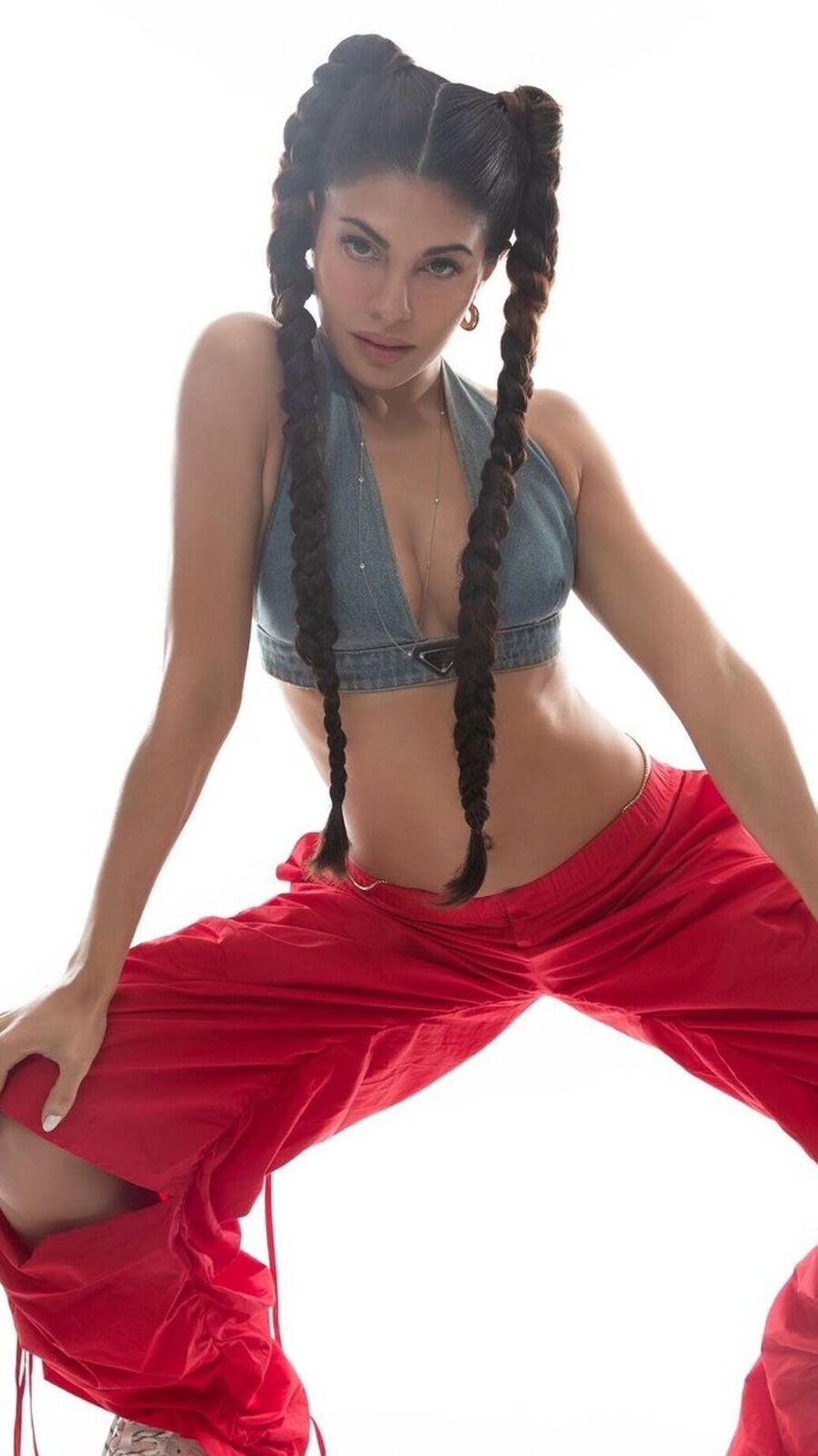 Jacqueliene Fernandez: ডেনিম ব্রালেট, হাঁটু চেরা প্যান্ট! স্ট্রিট স্টাইলে নেটদুনিয়া কাঁপাচ্ছেন জ্যাকলিন