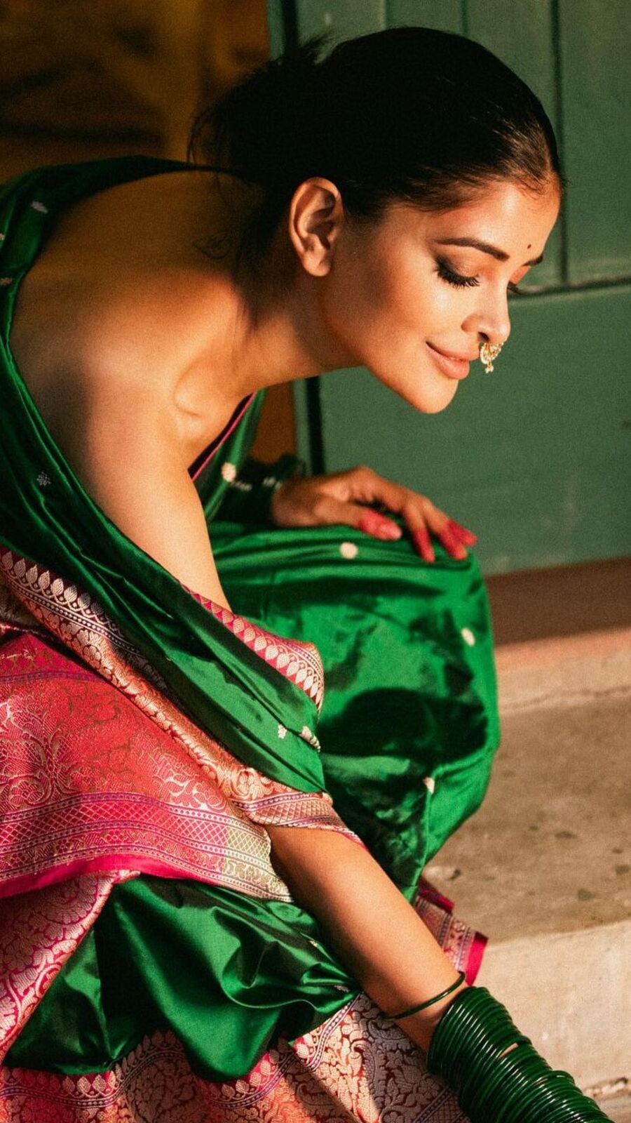 শরীরে নেই ব্লাউজ, সবুজ শাড়ি আদুর গায়ে জড়িয়ে ছবি দিলেন মধুমিতা!