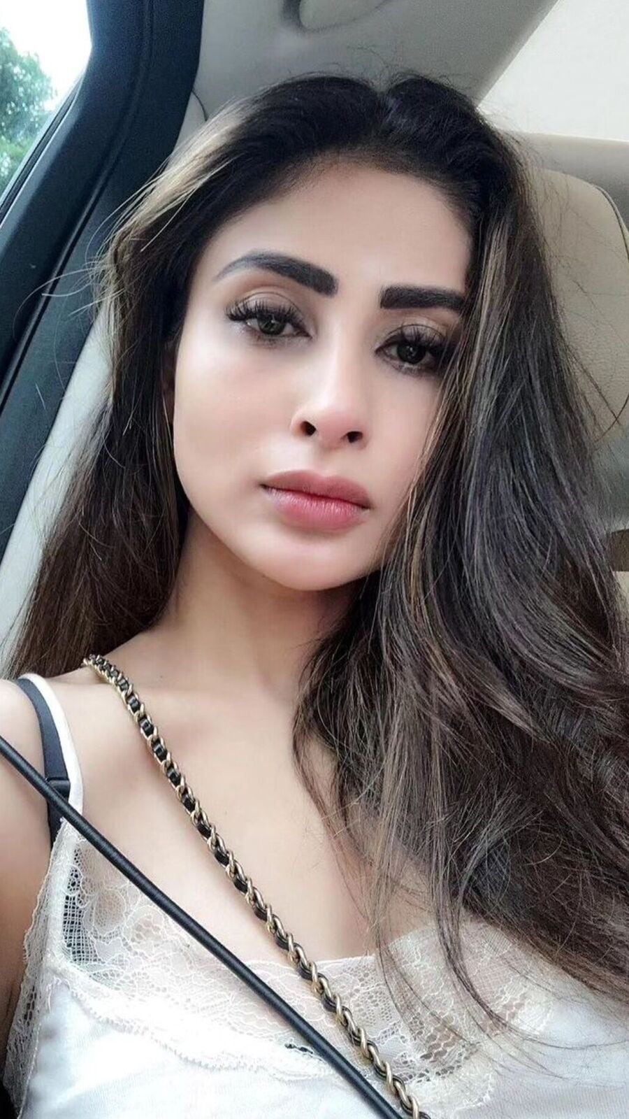 Mouni Roy: মৌনির আবেদনে হার্ট বিট বেড়ে গেল নেটপাড়ার! কী এমন সেলফি তুললেন তিনি