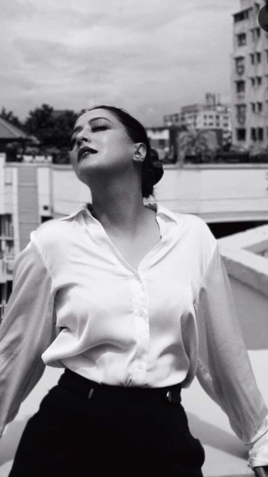 রেট্রো লুকে ভক্তদের বুকে ঝড় তুললেন রাইমা, 'এ তো পুরো সুচিত্রা সেন!' মন্তব্য নেটপাড়ার