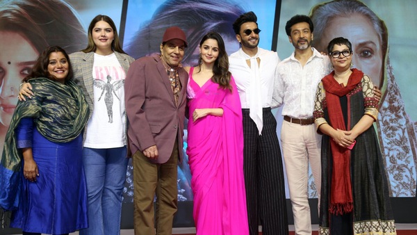 <p>টোটা রায়চৌধুরী-রকি অউর রানি কি প্রেম কাহানি</p> <p>টোটা রায়চৌধুরী-রকি অউর রানি কি প্রেম কাহানি</p>
