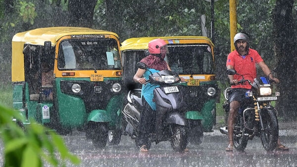 West Bengal Heavy Rain Latest Update ভারী বৃষ্টি হবে কলকাতা লাগোয়া ৩ জেলায় অতিভারী বৃষ্টি