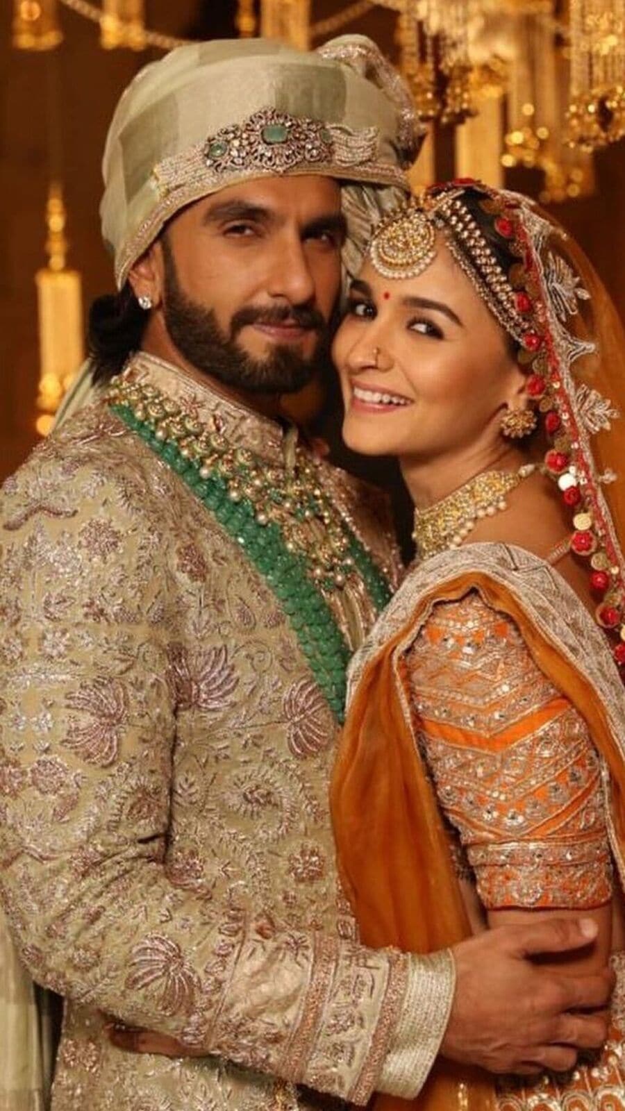 Alia-Ranveer: 'রকি অউর রানি'র ব্রাইডাল ফটোশ্যুট, ঝলমল করছেন মণীশের ডিজাইনার পোশাকে