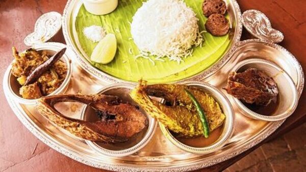 Ilish Macher Thali: বাঙালির ইলিশ প্রেম! রেস্তোরাঁ নয়, বাড়ির ইলিশ থালিতে রাখুন ভাপা-পাতুরি-ভর্তা সহ এই পদগুলি