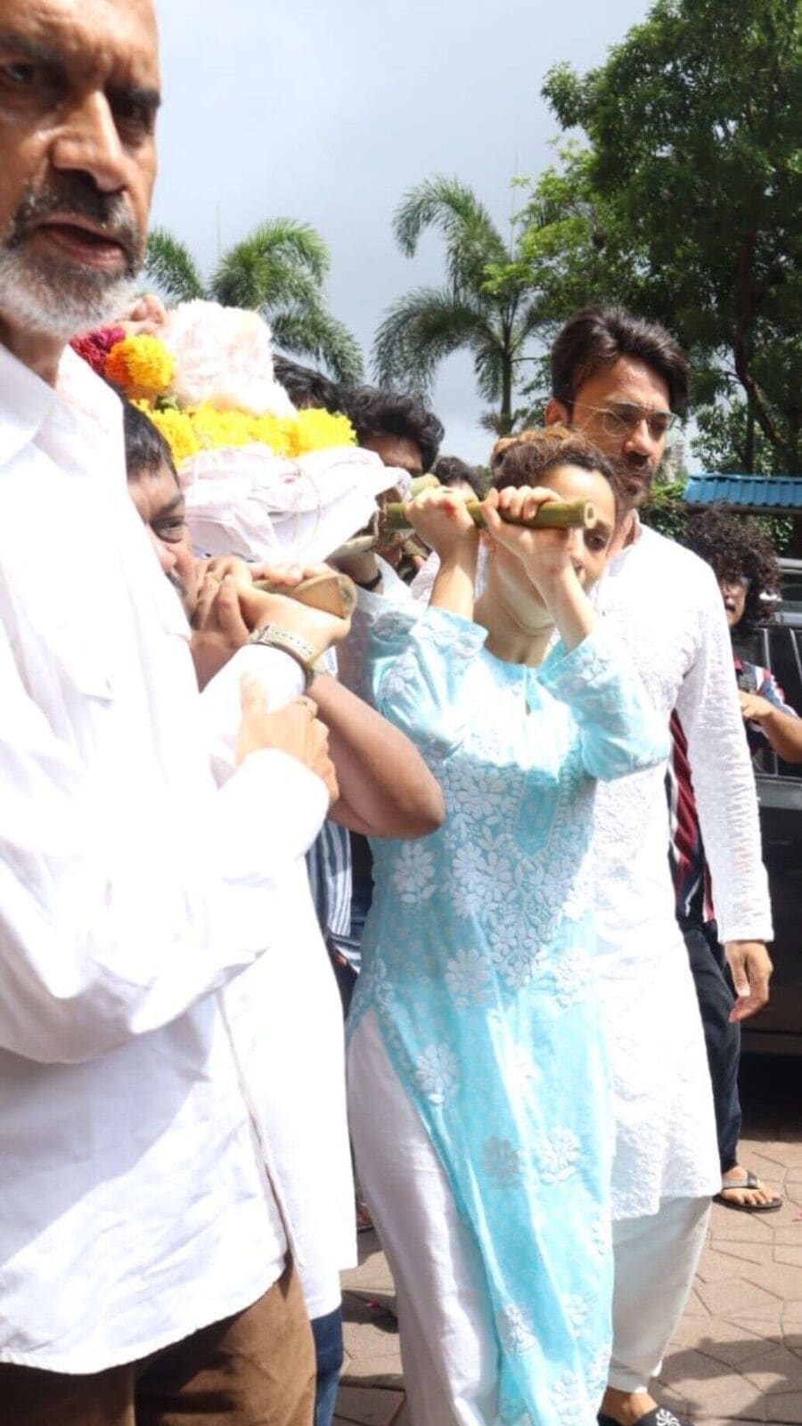 Ankita Lokhande Father Funeral: পিতৃবিয়োগ অঙ্কিতা লোখান্ডের, বাবার শেষকৃত্যে কান্নায় ভেঙে পড়লেন অভিনেত্রী