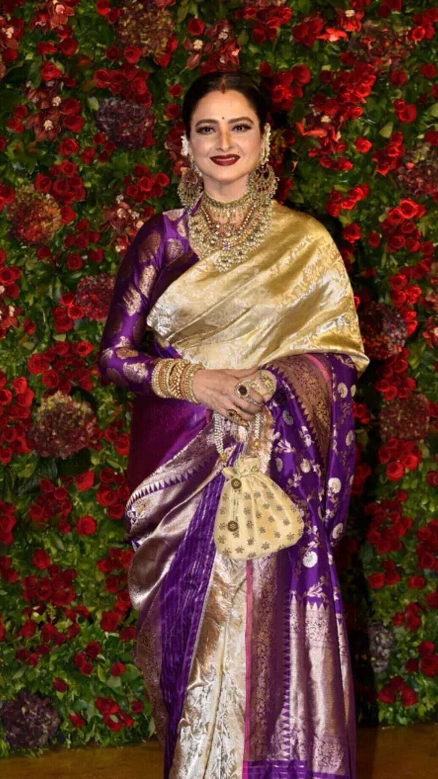 Celebrities in Saree: সিল্কের শাড়িতে নজরকাড়া লুকে বলিউড ডিভারা, সাজে টেক্কা দিলেন একে অপরকে