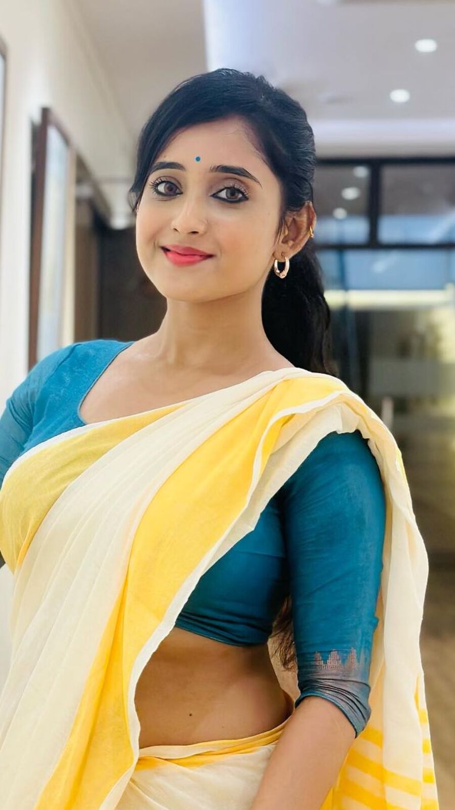 হলুদ পাড় শাড়িতে ৭৭তম স্বাধীনতা দিবস উদযাপনে সৌমিতৃষা, নজর কাড়ল মিঠাইরানির কোমরের তিল!