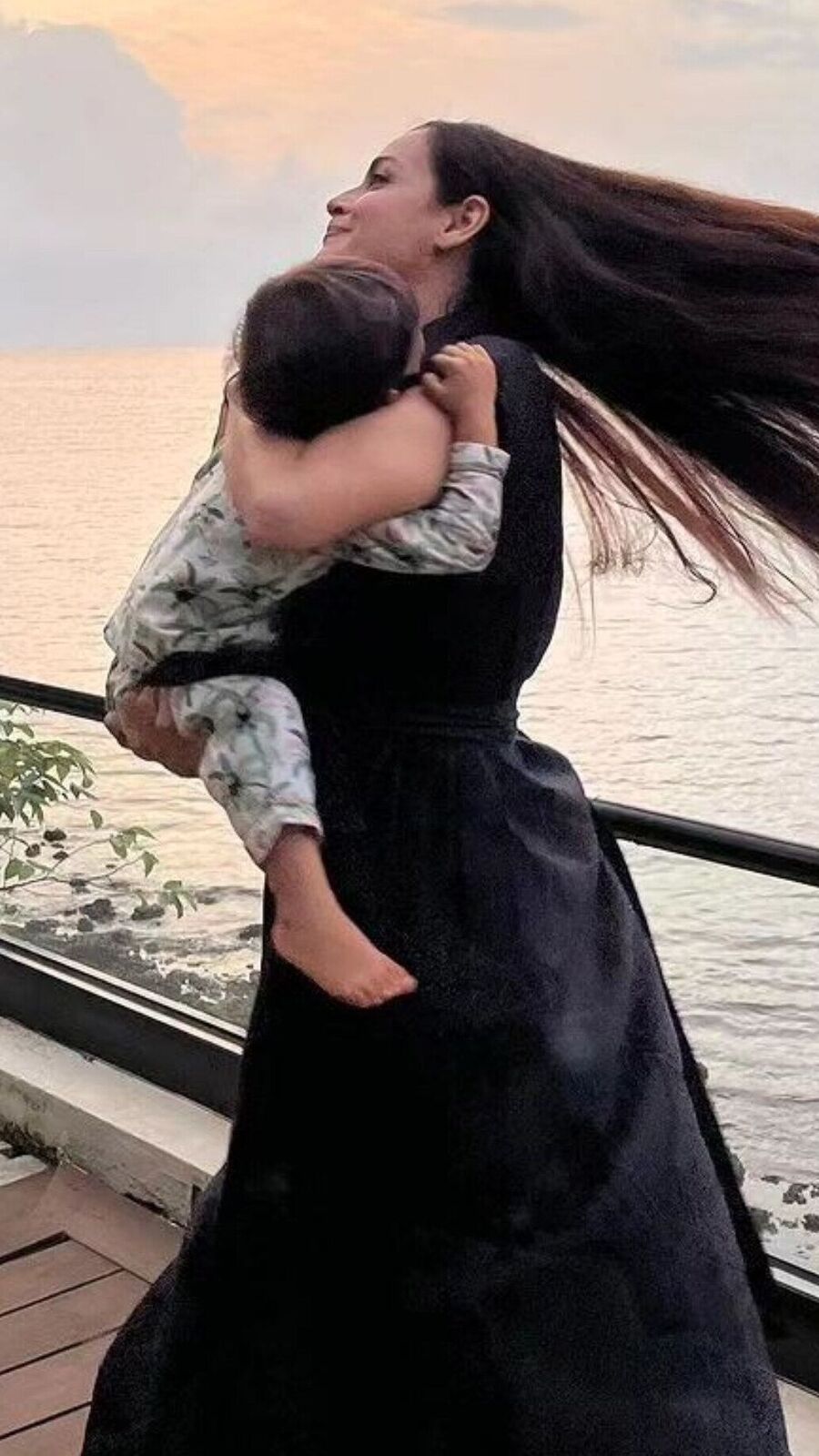 Dia Mirza Photos: দু’চোখ ভরে সূর্যাস্ত উপভোগ! ছেলে আভ্যানের সঙ্গে দারুণ ছবি শেয়ার করলেন দিয়া