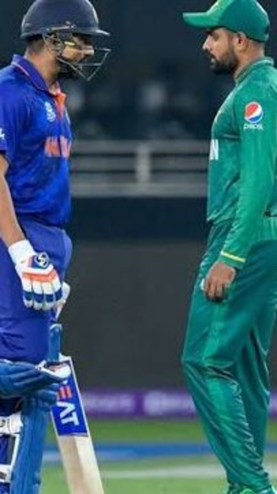 বিশ্বকাপের আগে মহারণে রোহিত-বাবর, কে সেরা ব্যাটার? দেখে নিন