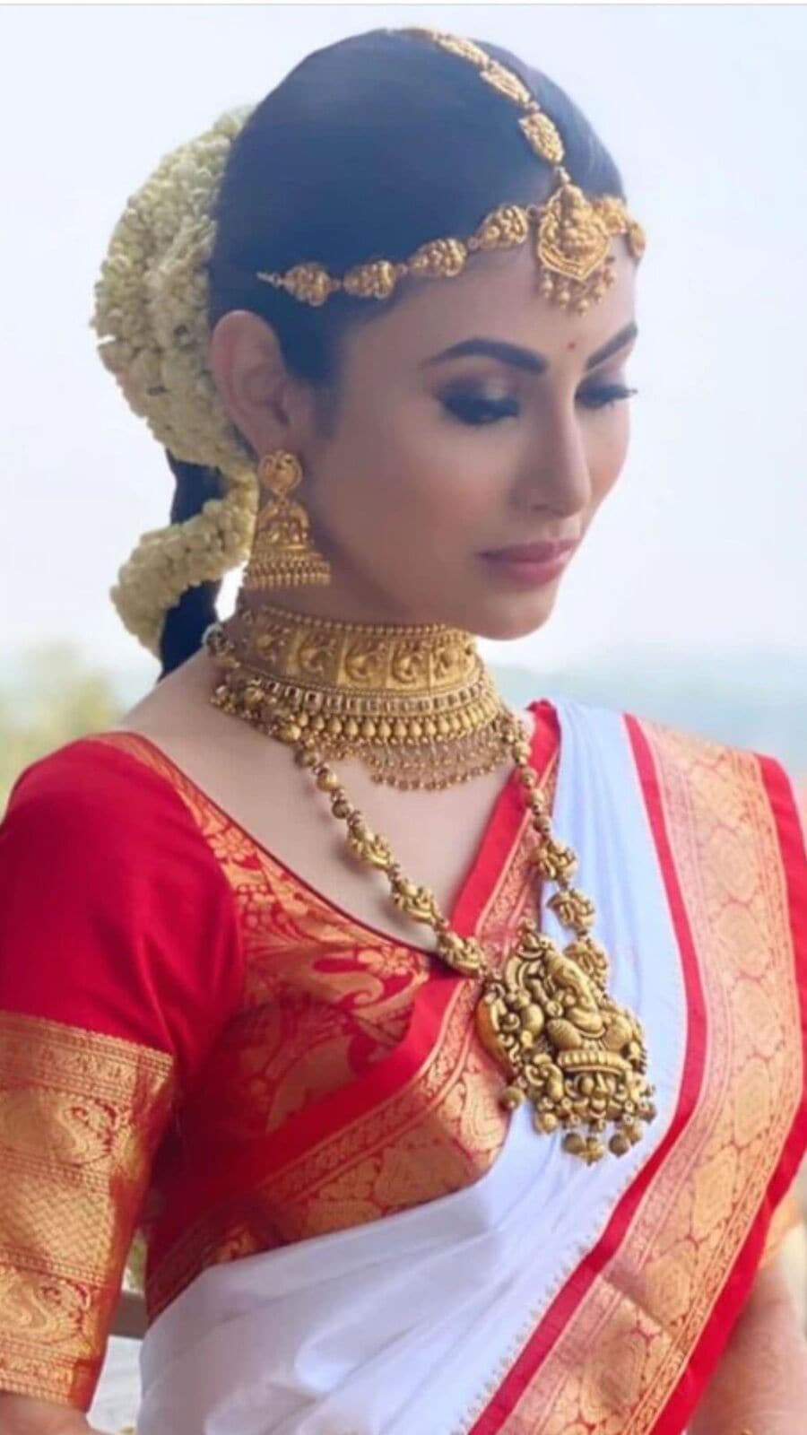 Mouni Roy Neck Jewellery: মোটিফ, মুক্তোর তৈরি গলার হার, ট্রেন্ডিংয়ে মৌনির পরা এই সব নেকপিস