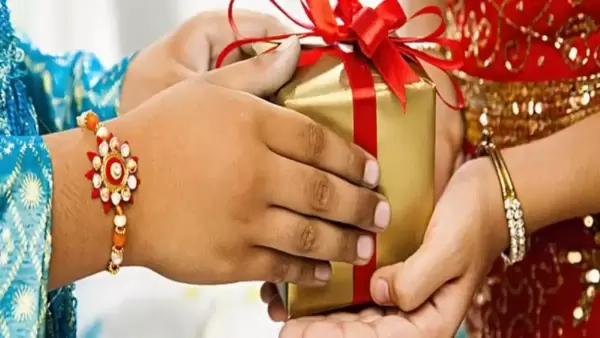 Rakhi Gifts for Wanderlust Sibling: ভাই বা বোন ভীষণ ঘুরতে ভালোবাসেন? রাখিতে উপহার হিসেবে দিন এই জিনিসগুলি