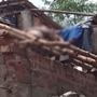 <p>বিস্ফোরণের তীব্রতায় টালির চালের মাথায় উড়ে গিয়ে পড়েছে দেহ। </p>
