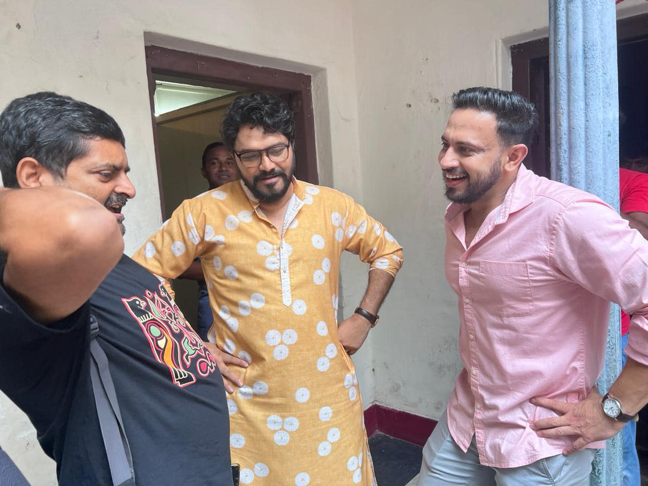<p>শুটিংয়ের মাঝে কলাকুশলীরা</p> <p>শুটিংয়ের মাঝে কলাকুশলীরা</p>