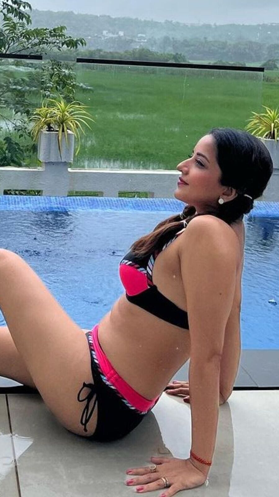 Monalisa in Bikini: বিকিনি পরে পুলের ধারে শুয়ে মোনালিসা, তুমুল ভাইরাল 'ঝুমা বৌদি'র ছবি