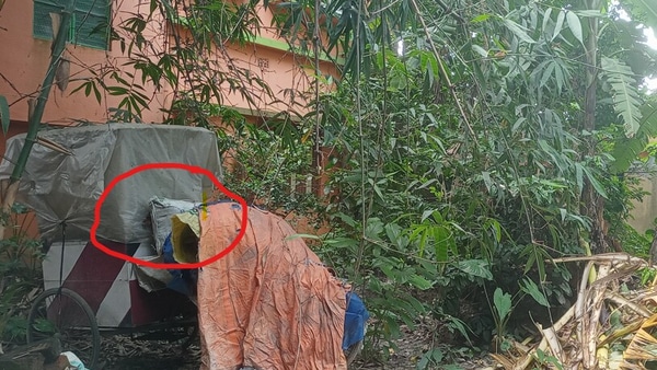 <p>দোতলা বাড়ির পিছনে সন্দেহজনক বস্তা</p> <p>দোতলা বাড়ির পিছনে সন্দেহজনক বস্তা</p>