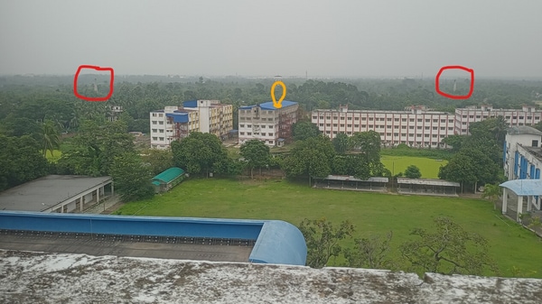 <p>বাঁদিকের লাল গোলের ভিতর ইঁটভাটার চিমনি। এখানেই ছিল গবেষণাগার। হলুদ চিহ্নের নিচে কিংস্টোন এডুকেশনাল ইন্সটিটিউট। ছবিটি ওয়েস্ট বেঙ্গল স্টেট ইউনিভার্সিটির ছাদ থেকে তোলা</p> <p>বাঁদিকের লাল গোলের ভিতর ইঁটভাটার চিমনি। এখানেই ছিল গবেষণাগার। হলুদ চিহ্নের নিচে কিংস্টোন এডুকেশনাল ইন্সটিটিউট। ছবিটি ওয়েস্ট বেঙ্গল স্টেট ইউনিভার্সিটির ছাদ থেকে তোলা</p>