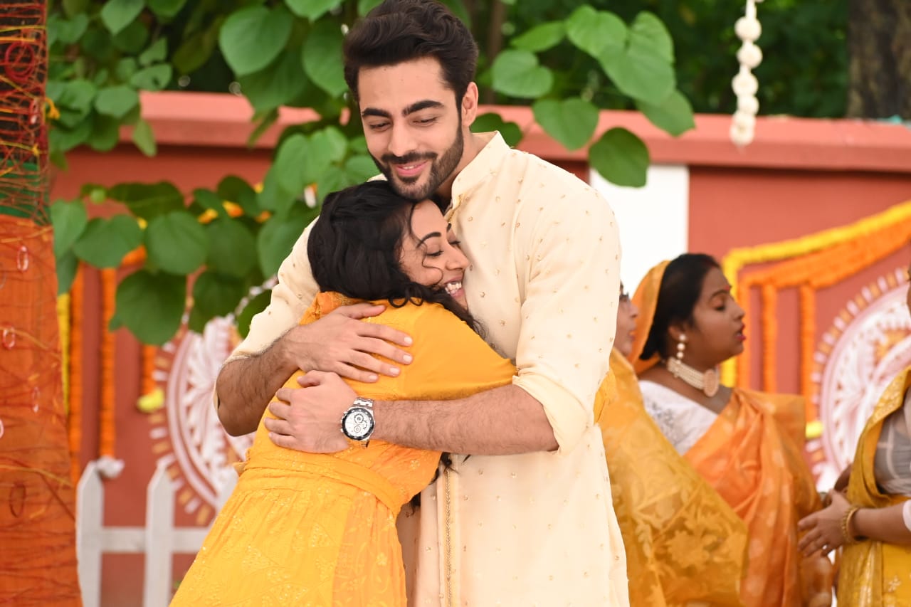<p>শ্যুটিং-এর ফাঁকে ক্রুশল ও অঙ্কিতা </p> <p>শ্যুটিং-এর ফাঁকে ক্রুশল ও অঙ্কিতা </p>