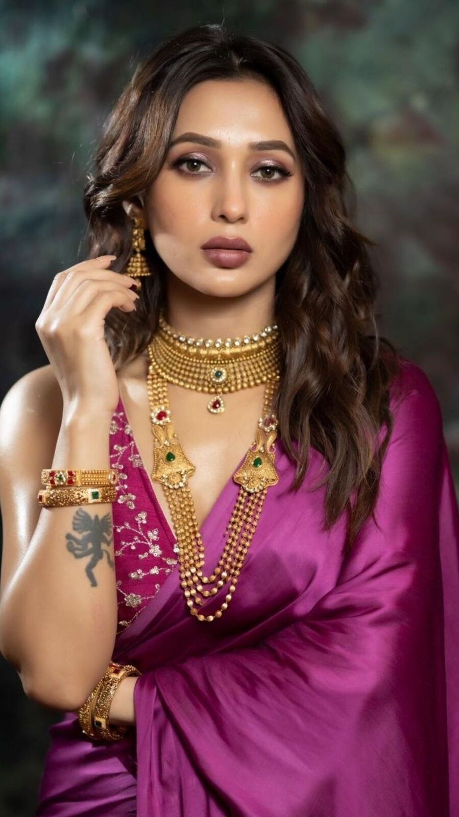 Mimi Chakraborty in Saree: গা ভর্তি সোনার গয়না, শাড়িতে বঙ্গনারী মিমি, নায়িকার সাজে কীসের ছোঁয়া